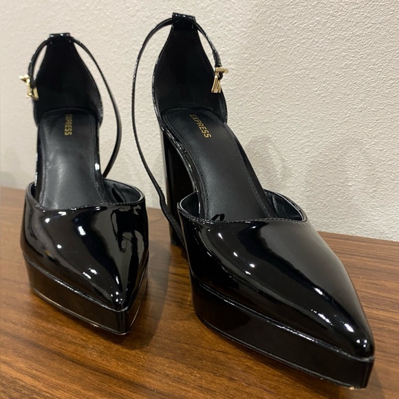 Express Pointed Toe Pumps - Picture 2 of 6